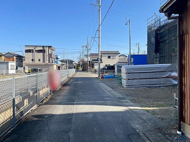 前面道路は交通量の少ない道路です。ゆとりがあり、駐車時もゆっくりと落ち着いて行える立地環境になっています♪