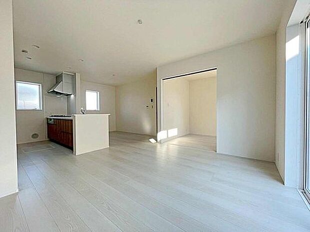 3号棟
明るいリビングです♪対面式のオープンキッチンは、家事をしながらご家族の様子が一目でわかる安心と便利な設備です♪