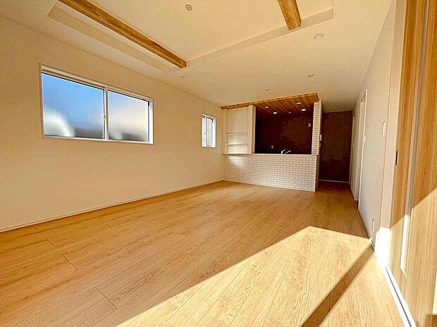 ２号棟
明るいリビングです♪対面式のオープンキッチンは、家事をしながらご家族の様子が一目でわかる安心と便利な設備です♪　