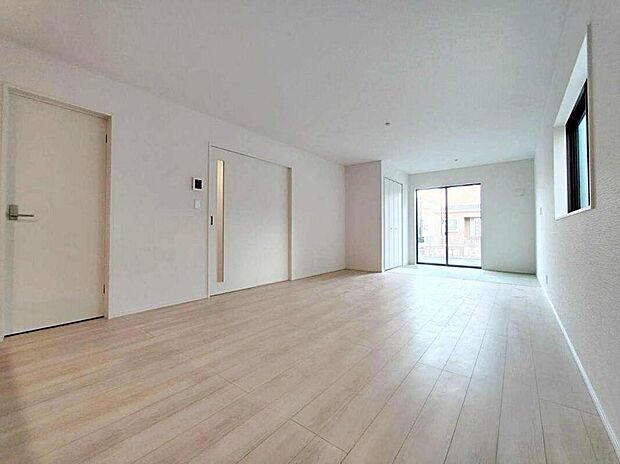 １号棟
心地よい明るい雰囲気のリビング♪採光は良好です！　　
家族団らんの時間も増えそうなくつろぎの場所になりそう♪