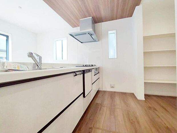 対面式キッチンからダイニングへお食事の受け渡しがスムーズにでき効率的です。お料理中もリビングが見渡せ安心♪会話がはずむ姿が想像できますね♪