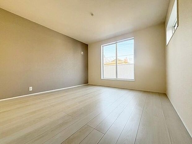 広々とした居住空間は日々の暮らしを彩り、心のやすらぎと満足感を与えてくれます。通風と採光を考慮した設計は子供たちはのびのび育ち、家族でくつろぎと団らんを生み出します。