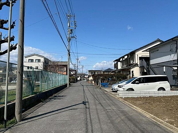 前面道路は交通量の少ない道路です。ゆとりがあり、駐車時もゆっくりと落ち着いて行える立地環境になっています♪