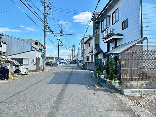 前面道路は交通量の少ない道路です。ゆとりがあり、駐車時もゆっくりと落ち着いて行える立地環境になっています♪