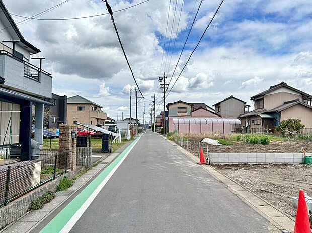 前面道路は交通量の少ない道路です。ゆとりがあり、駐車時もゆっくりと落ち着いて行える立地環境になっています♪　　