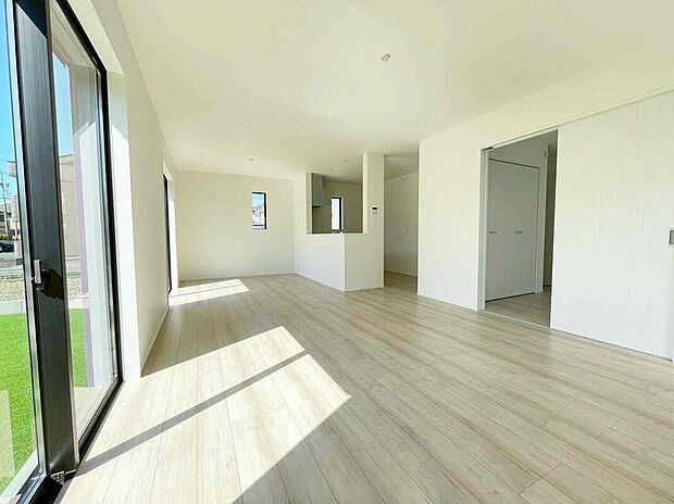 A号棟
明るいリビングです♪対面式のオープンキッチンは、家事をしながらご家族の様子が一目でわかる安心と便利な設備です♪