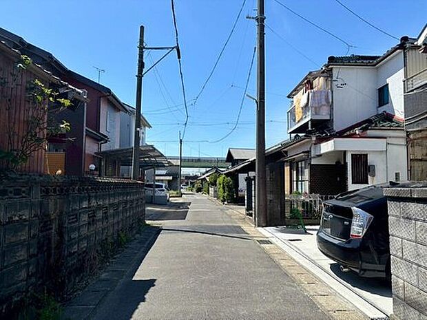 前面道路は交通量の少ない道路です。ゆとりがあり、駐車時もゆっくりと落ち着いて行える立地環境になっています♪　　　　　　　