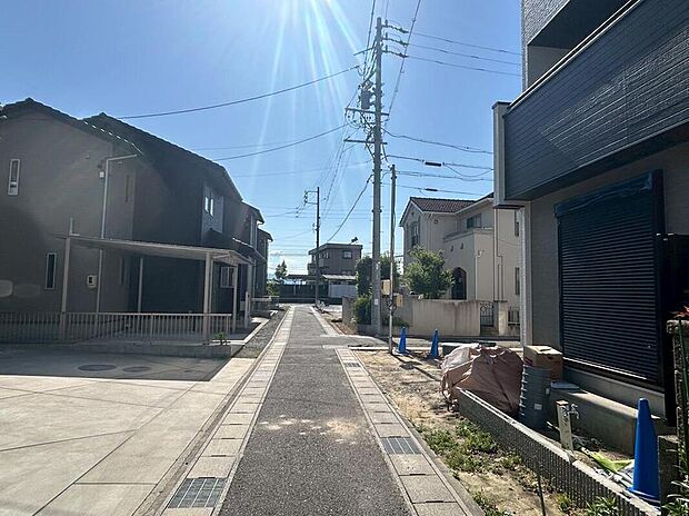 前面道路は、道路幅も広く、駐車もゆとりをもって行える環境になっています。お車の出し入れが苦手なママや小さなお子様にも安心ですね。舗装もされていて、ベビーカーや自転車で通っても快適に通行できます。
