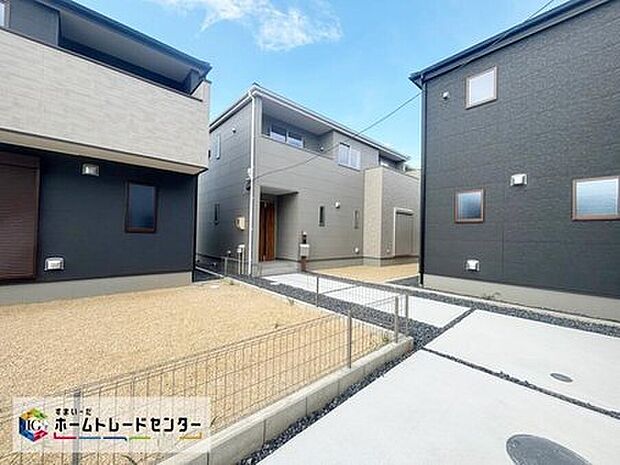 全３邸☆
２～３台駐車可能（３号棟のみ３台）♪
完成に向けて現在建築工事中です☆土日・平日を問わず毎日モデルハウスにて物件説明会を開催中☆