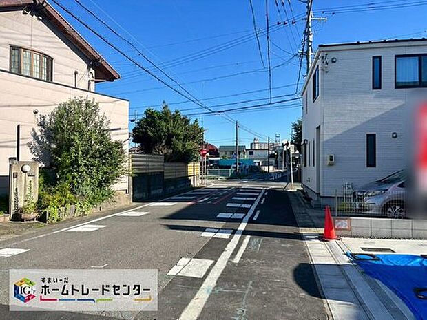 前面道路は交通量の少ない道路です。ゆとりがあり、駐車時もゆっくりと落ち着いて行える立地環境になっています♪　　　　