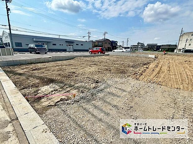 全4邸☆各棟、駐車2台可能♪穏やかな空気の流れる落ち着いた住環境です。ぜひ、現地へ足をお運びいただき実際の環境・陽当たりをご確認下さいませ♪お気軽にお問い合わせ下さい☆