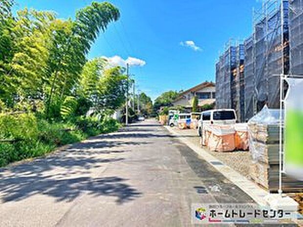 前面道路は交通量の少ない道路です。ゆとりがあり、駐車時もゆっくりと落ち着いて行える立地環境になっています♪