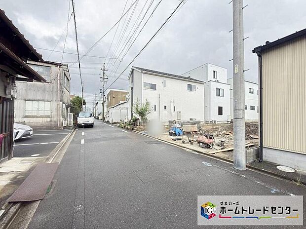 前面道路は、道路幅も広く、駐車もゆとりをもって行える環境になっています。お車の出し入れが苦手なママや小さなお子様にも安心ですね。舗装もされていて、ベビーカーや自転車で通っても快適に通行できま