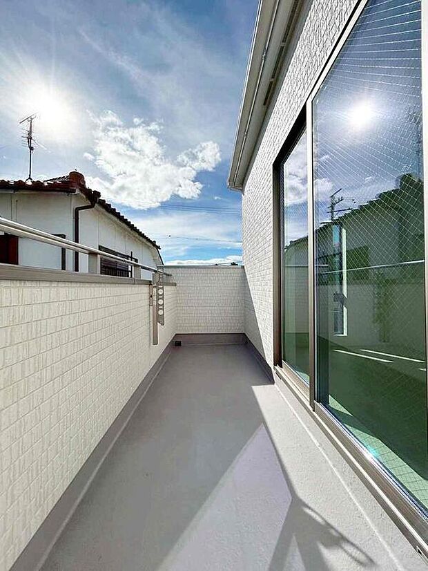 【バルコニー】陽当りの良いバルコニーは２面ございます！一度にたくさんのお洗濯物が干せるのが魅力！バルコニーは洗濯物を干すだけの場所じゃなく、家族のゆとりのある時間を演出するプライベート空間。