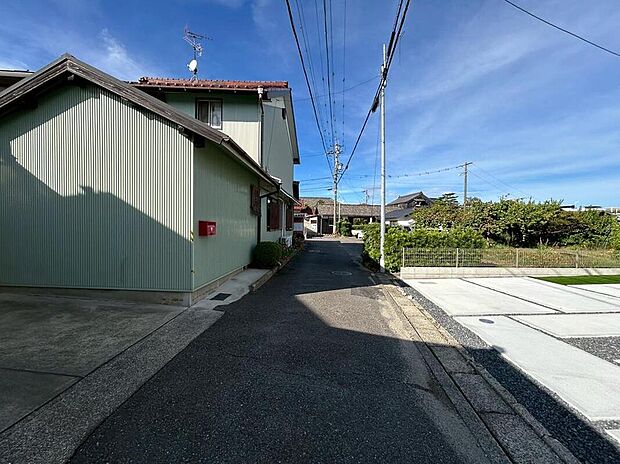 【前面道路含む現地写真】前面道路は交通量の少ない道路です。ゆとりがあり、駐車時もゆっくりと落ち着いて行える立地環境になっています♪　　　　　　　