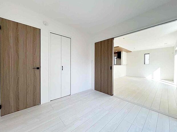 【リビング以外の居室】主寝室と横にある洋室の仕切りを外して、広々プライベート空間を作ることができます♪採光も良好で、窓を開けたら、さわやかな風が吹抜けます♪