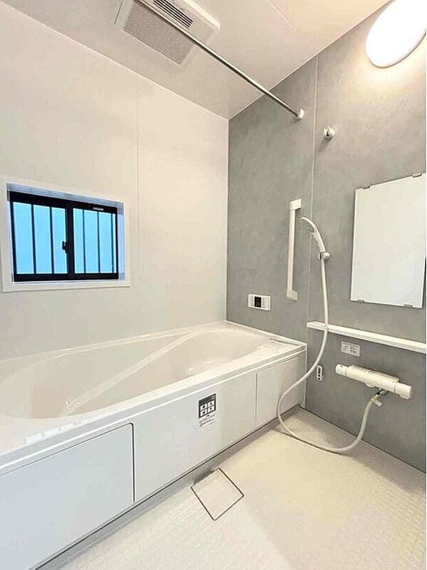 【浴室】アクセントパネルで落ち着きのある雰囲気を演出したバスルーム♪毎日の疲れを癒やすバスタイムをお楽しみ下さい！浴室換気乾燥暖房機付きで、ジメジメした季節や雨の日には、浴室内干しも可能！