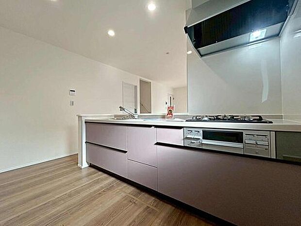 【キッチン】２号棟　
対面式キッチンからダイニングへお食事の受け渡しがスムーズにでき効率的です。お料理中もリビングが見渡せ安心♪会話がはずむ姿が想像できますね♪