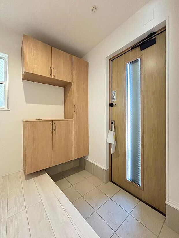 【玄関】2号棟
住まう人も来客も入った時にワクワクさせてくれるオシャレな玄関!
収納もたっぷりあるので、靴がたくさんあっても安心!
気持ちの良い朝は、毎日ここからスタートしていきます♪