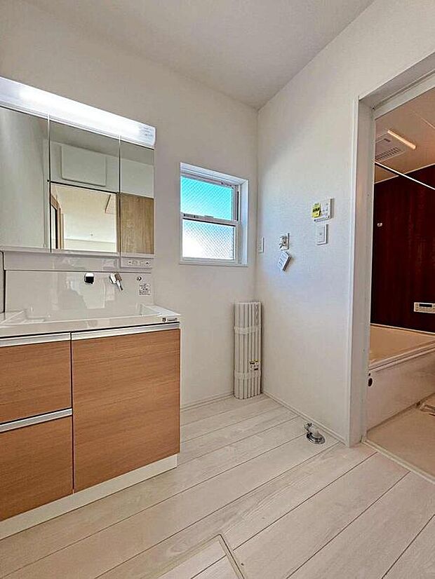 【洗面台・洗面所】2号棟
暮らしを快適にする三面鏡仕様の洗面化粧台。
収納力と機能性に優れた使いやすい設備で、忙しい朝の身支度もスムーズに♪