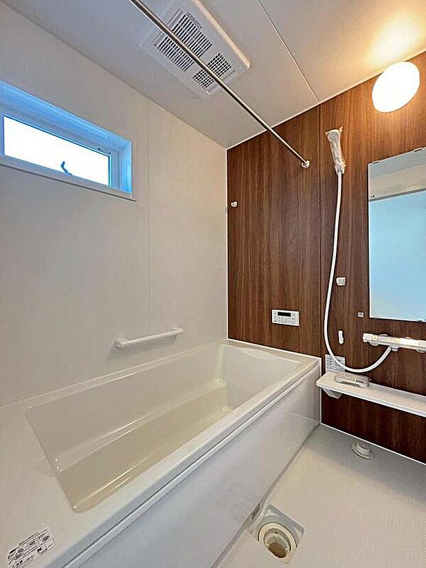 【浴室】2号棟
アクセントパネルで落ち着きのある雰囲気を演出したバスルーム♪毎日の疲れを癒やすバスタイムをお楽しみ下さい!浴室換気乾燥暖房機付きで、ジメジメした季節や雨の日には、浴室内干しも可能!