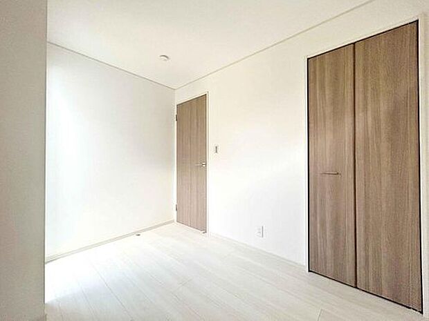 【収納】家族一人ひとりの大切なプライベート空間。趣味に合わせて使って頂けるようシンプルに仕上げてあります。暮らし心地を大きく左右する収納を、適材適所に配置し使い勝手を考慮しました。