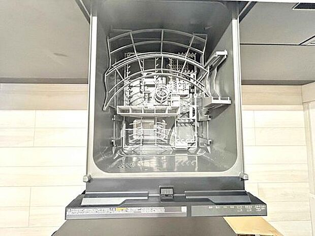 【食器洗乾燥機】食器洗乾燥機付きで家族の食器もピカピカ。後片付けもラクラクこなせて、日々の生活には欠かせない便利設備。環境にもママの手にも優しいのがうれしいですね。