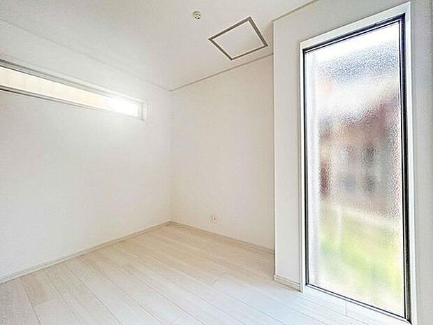 【リビング以外の居室】２面以上採光を施した為、晴れの日の日中はいつも明るい室内に。
窓を開放すれば気持ちの良い風が入り込んできます。