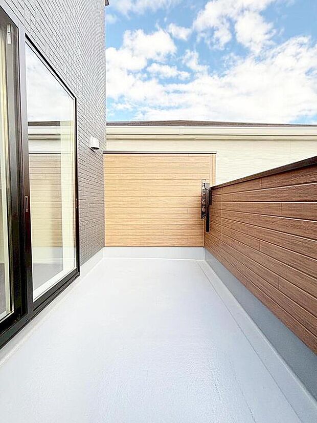 【バルコニー】開放的なバルコニーは見晴らしもよく、太陽の温かな温もりをめいっぱい受け止めてくれます。太陽の光と爽やかな風を受けたお洗濯物はあっという間に乾き、取りこむ時には太陽の匂いを感じられそうですね。