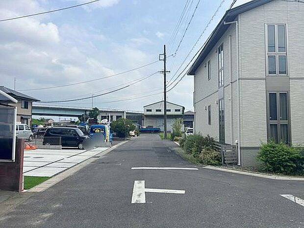 【前面道路含む現地写真】前面道路は閑静な住宅地をはしる車通りの少ない道路。お車の出し入れが苦手なママや小さなお子様にも安心ですね。しっかり舗装もされているので、ベビーカーや自転車で通っても快適に通行できます。