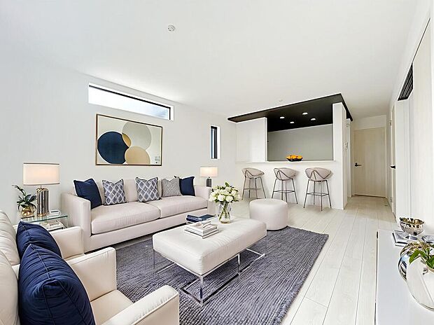 【リビング】大切なご家族が集まるからこそLDKはこだわりたい!休日はおひさまの光をたっぷりと取りこめるリビングでゆったりと過ごしませんか?子供たちが元気に笑いながら走り回っても十分な広さの空間です。