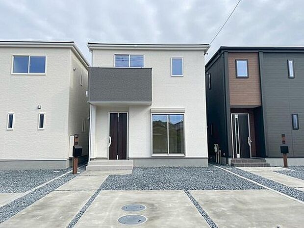 【現地外観写真】３号棟
並列２台駐車可能♪
堂々完成しました！ぜひ現地にて、実際の建物・街並み・日当たり、住宅の構造や設備仕様など、いつでもお気軽にお問い合わせ下さい。