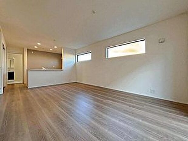 【リビング】１号棟
明るいリビングです♪対面式のオープンキッチンは、家事をしながらご家族の様子が一目でわかる安心と便利な設備です♪