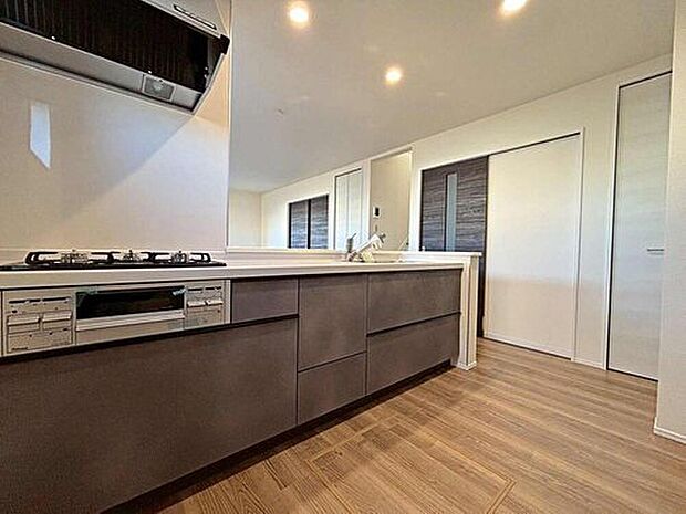 【リビング】１号棟
大切なご家族が集まるからこそＬＤＫはこだわりたい！休日はおひさまの光をたっぷりと取りこめるリビングでゆったりと過ごしませんか？子供たちが元気に笑いながら走り回っても十分な広さの空間です。