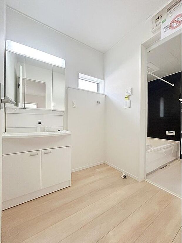 【 洗面台・洗面所】1号棟☆
ゆとりの洗面スペースで朝の身支度も快適スムーズに。３面鏡で髪のセットやお化粧もストレスなくこなせ、朝から気分良く通勤通学に向かえそうですね！鏡の裏にはたっぷりと収納スペースを標準装備！