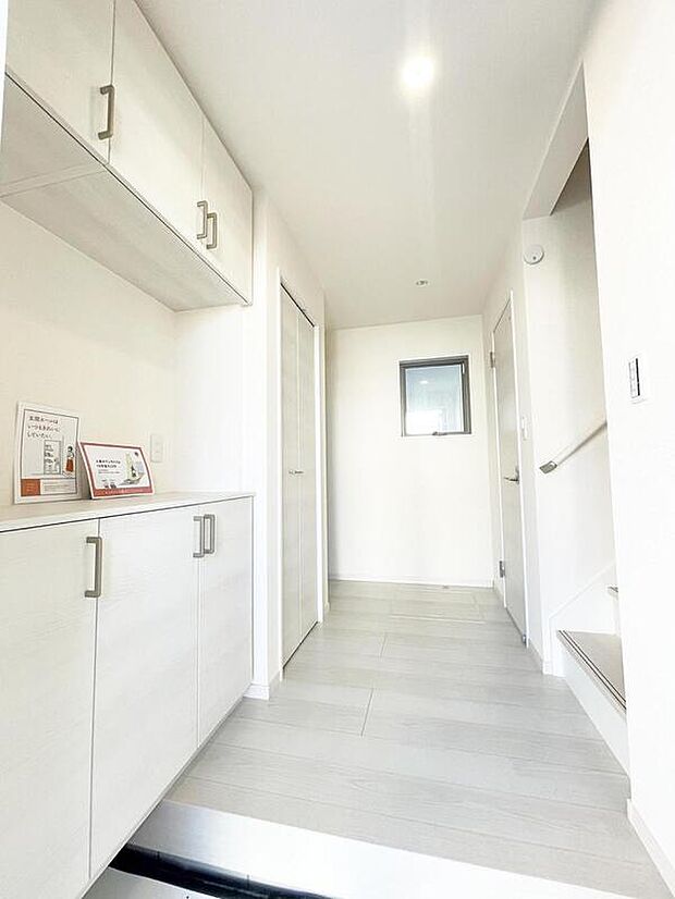 【玄関】上質感漂う玄関へのアプローチ。居住者の帰り、訪れる方を優しく迎える・安らぎに満ちた生活空間を予感させる。健やかな暮らしを楽しめそう♪