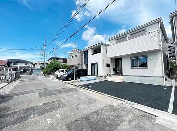 【前面道路含む現地写真】前面道路は、道路幅も広く、駐車もゆとりをもって行える環境になっています。お車の出し入れが苦手なママや小さなお子様にも安心ですね。舗装もされていて、ベビーカーや自転車で通っても快適に通行できます。