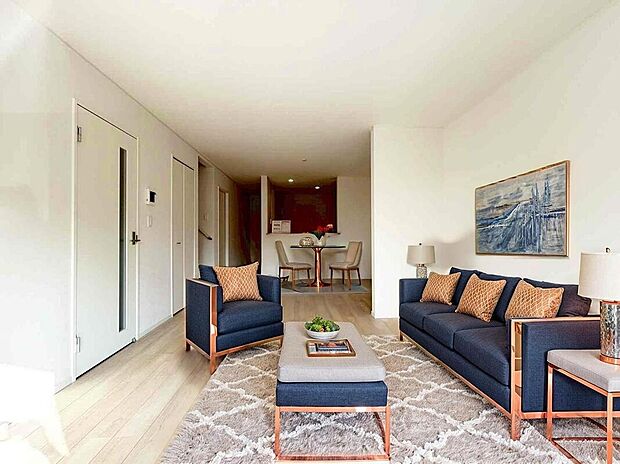 【リビング】（現況の物件写真に、CG による画像処理を行っています。家具、家電、照明器具、小物、カーテン、その他のイメージはCG です。）