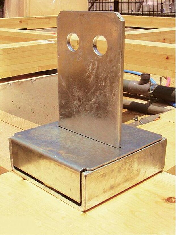 【【オリジナル柱脚・柱頭固定金物「TロックII」】】「TロックII」は、ホールダウン金物の約2倍の強度があり、接合部の強度を増加させ、地震や風圧がかかった場合の柱の抜けを防ぎます。