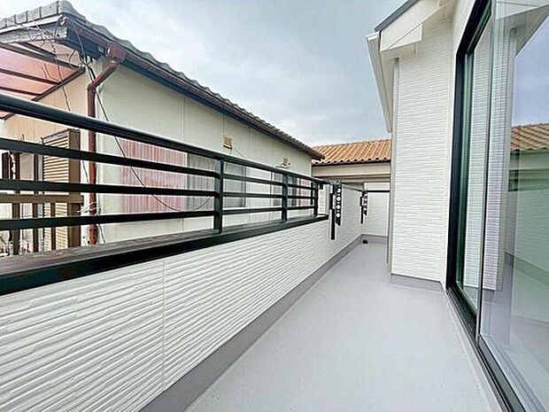 【バルコニー】家族分の洗濯物もしっかり干せます。日当たりも良く、毎日のお洗濯が楽しくなりそう♪お布団は手軽に干せていつもポカポカに☆　