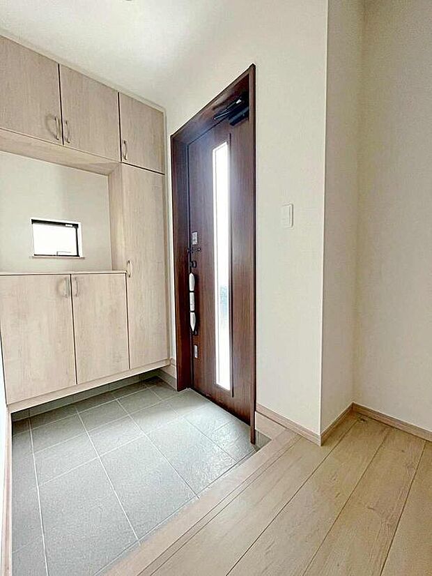 【玄関】上質感漂う玄関へのアプローチ。居住者の帰り、訪れる方を優しく迎える・安らぎに満ちた生活空間を予感させる。健やかな暮らしを楽しめそう♪