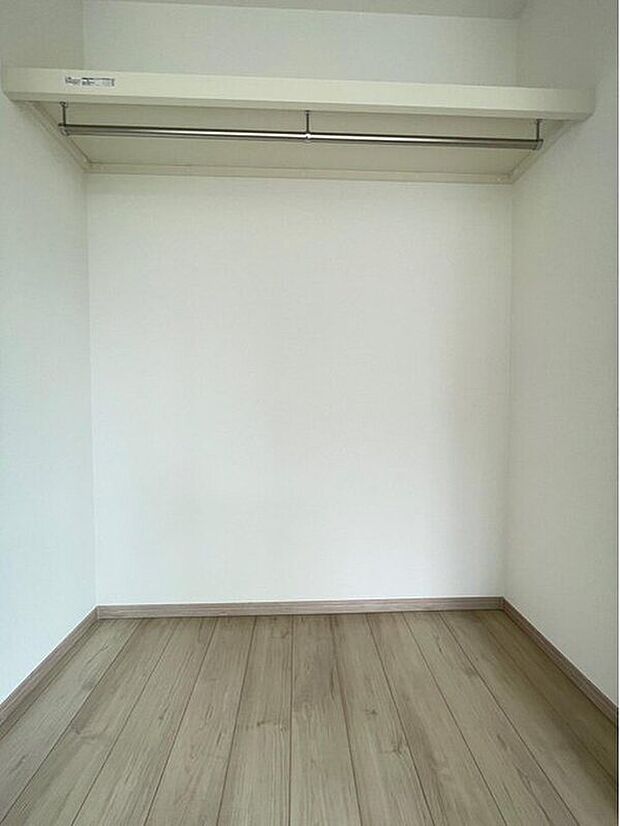 【収納】枕棚とハンガーパイプが標準装備の機能的なクローゼットは、大切なお洋服をきれいな状態で収納できます！
また、収納ボックスなどを配置して使えば、多様な使い方が出来、収納の幅が広がります！