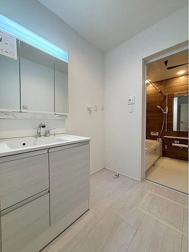 【洗面所】３号棟
暮らしを快適にする三面鏡仕様の洗面化粧台は清潔感のある快適空間。収納力と機能性に優れた使いやすい設備で、忙しい朝の身支度もスムーズに♪