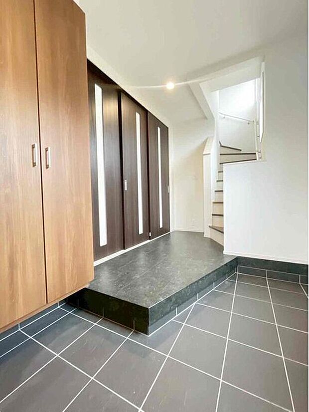 【玄関】2号棟
住まう人も来客も入った時にワクワクさせてくれるオシャレな玄関♪
収納もたっぷりあるので、靴がたくさんあっても安心!
気持ちの良い朝は、毎日ここからスタートしていきます♪