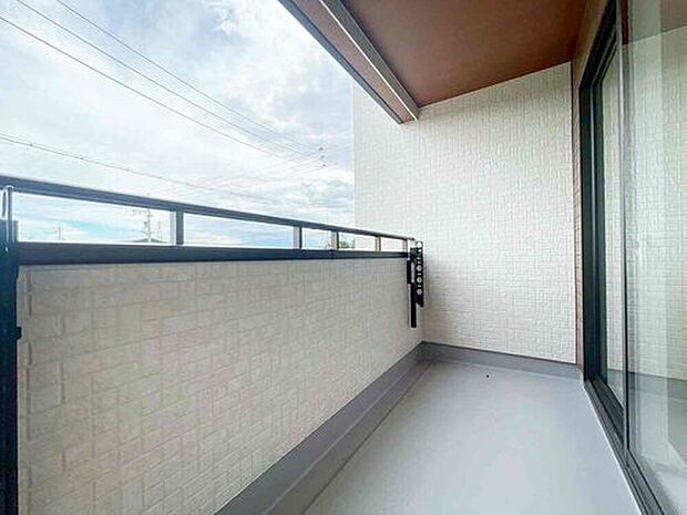 【バルコニー】1号棟
陽当りの良いバルコニーは、一度にたくさんのお洗濯物が干せるのが魅力!バルコニーは洗濯物を干すだけの場所じゃなく、家族のゆとりのある時間を演出するプライベート空間。