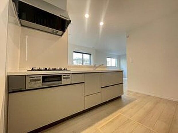 【キッチン】対面式キッチンからダイニングへお食事の受け渡しがスムーズにでき効率的です。お料理中もリビングが見渡せ安心♪会話がはずむ姿が想像できますね♪