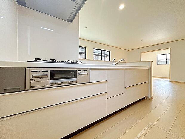 【キッチン】対面式キッチンからダイニングへお食事の受け渡しがスムーズにでき効率的です。お料理中もリビングが見渡せ安心♪会話がはずむ姿が想像できますね♪