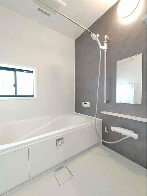 【浴室】B号棟
1坪以上広さを設けた浴室で、ゆったりバスタイム♪
お子様と一緒に入るにも充分な広さです。
一日の疲れを癒せます♪