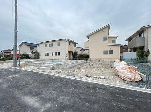 【現地外観写真】全8邸☆
建築中のためモデルハウスで構造説明会を開催しております☆設備や構造などご説明いたします!