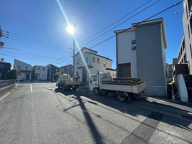 【前面道路含む現地写真】前面道路は交通量の少ない道路です。ゆとりがあり、駐車時もゆっくりと落ち着いて行える立地環境になっています♪　